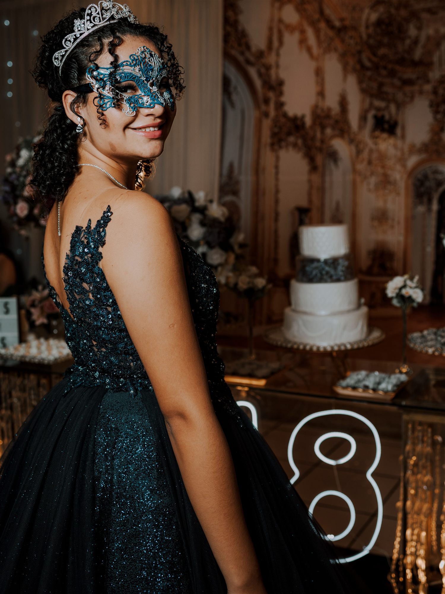 Debutante sorrindo em festa de 18 anos