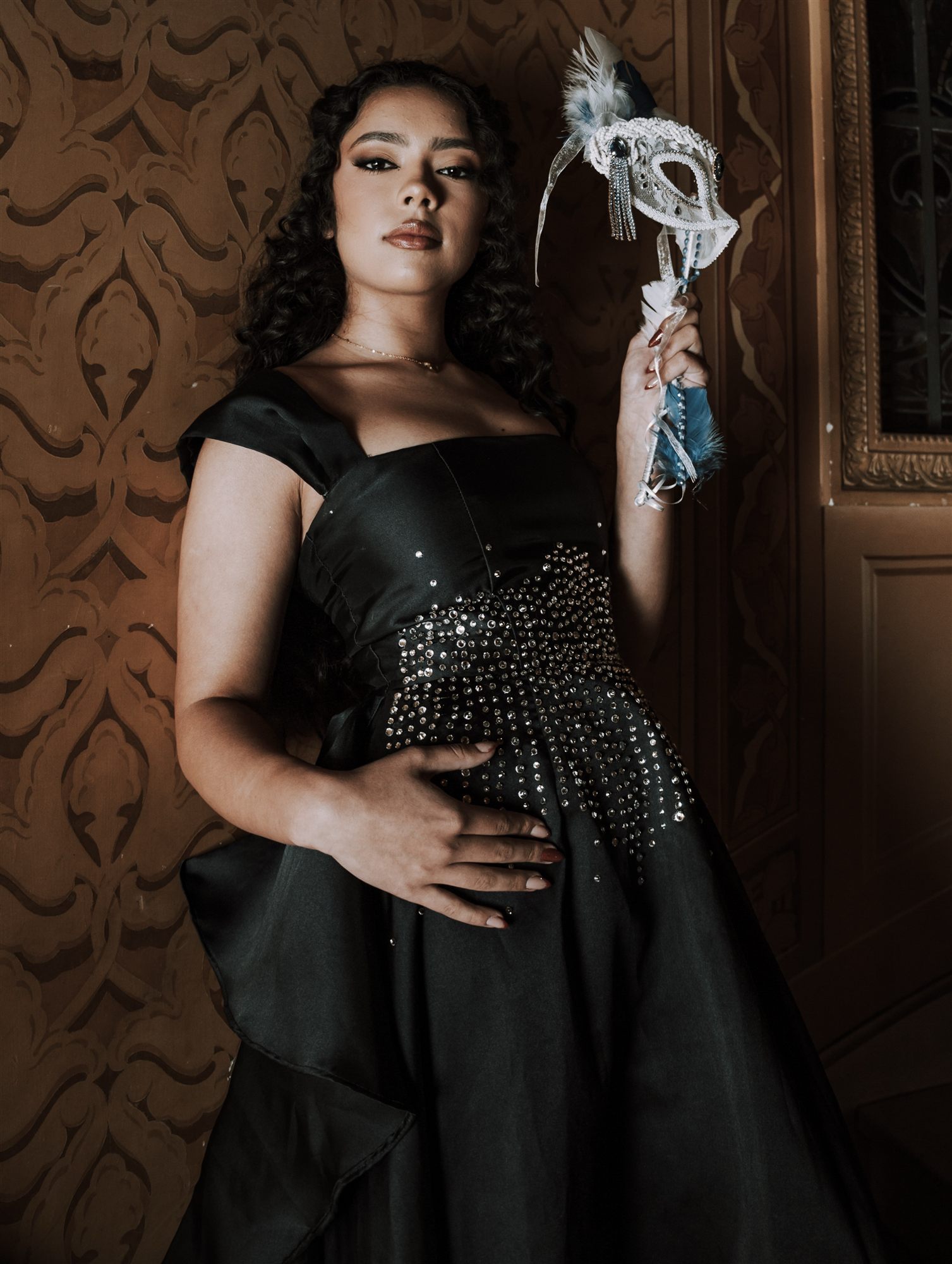Debutante com máscara de baile